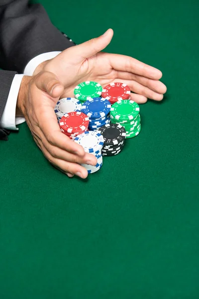 Pokerspieler geht "all in" und schiebt seine Chips nach vorne — Stockfoto