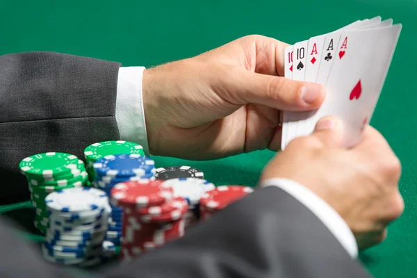 Giocatore d'azzardo con casa piena su mani — Foto Stock