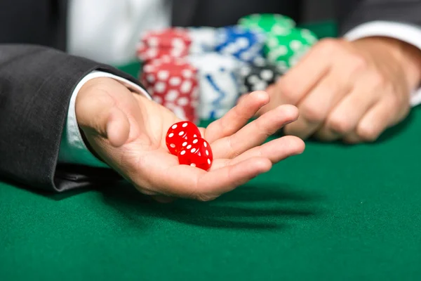 Jogador joga dados na mesa verde — Fotografia de Stock