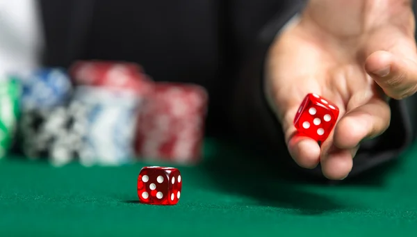 Jogador rola dados na mesa verde — Fotografia de Stock