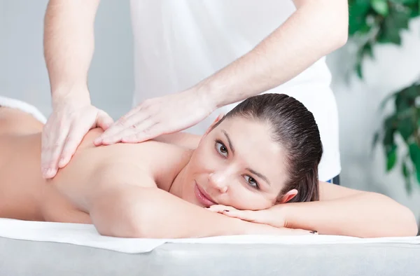 Massagem relaxante para mulher jovem — Fotografia de Stock