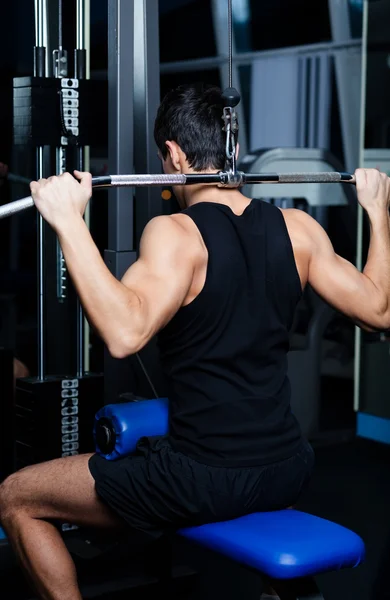 Homme athlétique travaille sur l'entraînement de gymnastique — Photo