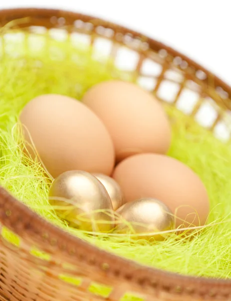 Oeufs de Pâques sont dans le panier branlant, gros plan — Photo