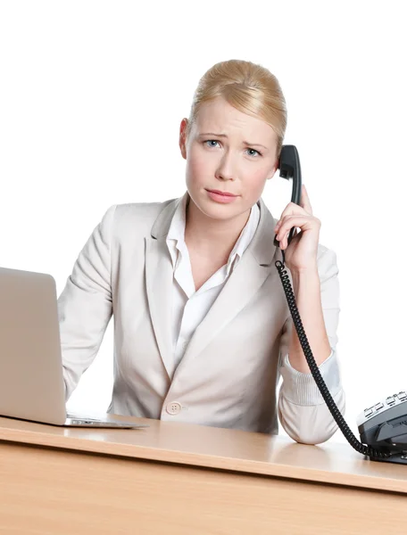 Młody biznes kobieta siedzi w biurze informacji turystycznej ze słuchawki telefonu — Zdjęcie stockowe