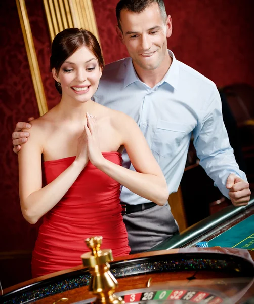 Pareja jugando a la ruleta gana — Foto de Stock