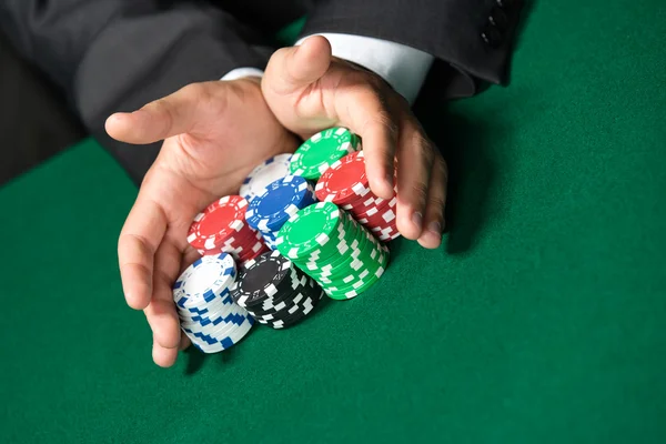 Hazardzista stawki "all in" przesuwanie żetonów do przodu — Zdjęcie stockowe