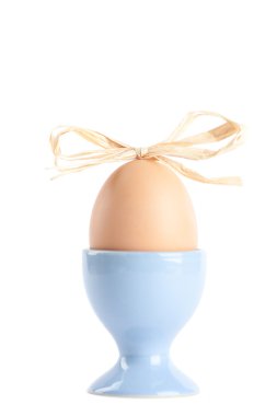 yumurtalık içinde sarı yay ile renkli Paskalya yortusu yumurta