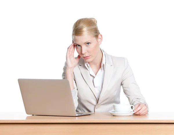 Jonge zakenvrouw zittend aan een tafel met office met laptop — Stockfoto