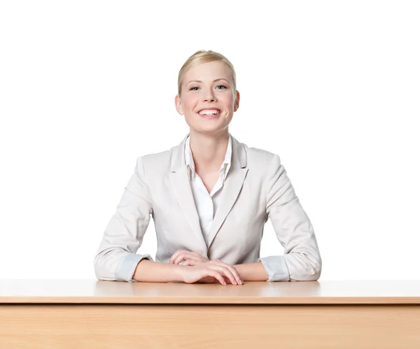 Молодая деловая женщина сидит за столом — стоковое фото