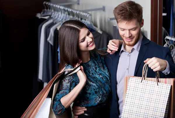 Atractiva mujer y joven hombre están en la tienda — Foto de Stock