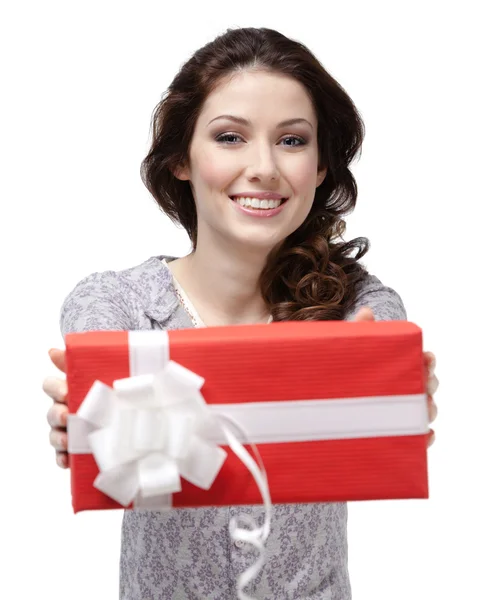 Mladá žena předává dárek — Stock fotografie