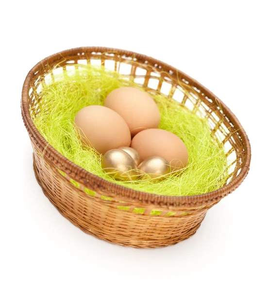 Huevos de Pascua están en la cesta encadenada — Foto de Stock