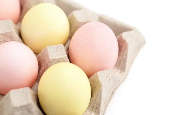 Huevos de muchos colores están en la caja de cartón — Foto de Stock