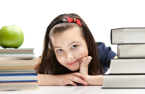 Schüler guckt durch die Bücher — Stockfoto