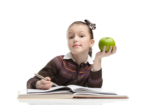 Estudante com uma maçã verde — Fotografia de Stock