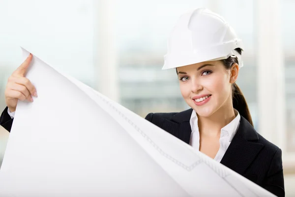 Ingegnere donna in hard hat layout mani — Foto Stock