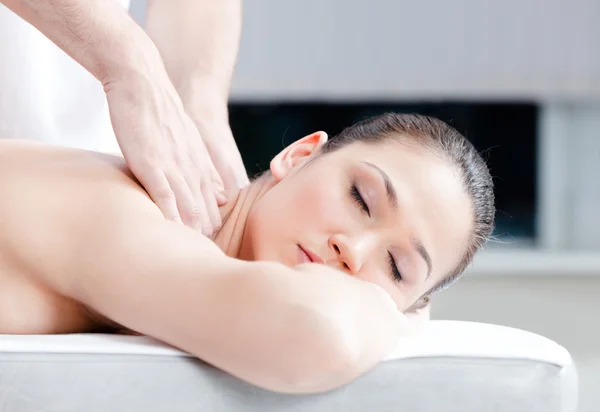 Ruhige Frau erhält Körpermassage — Stockfoto