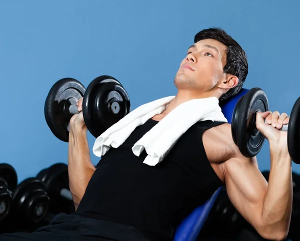 Concentrated bodybuilder exercises with weights — Stock Photo, Image