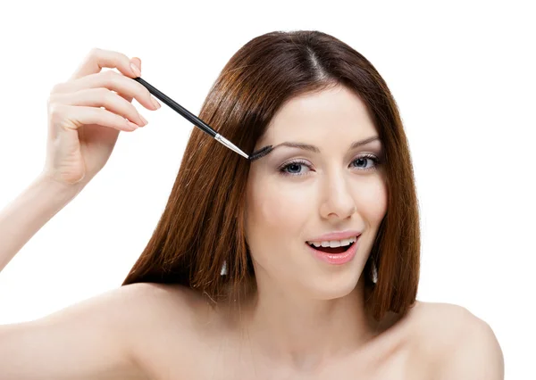 Femme appliquant maquillage avec brosse — Photo