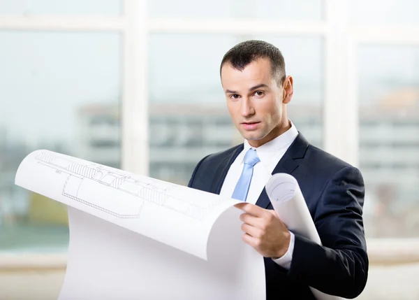 El hombre mira el plano en las manos — Foto de Stock