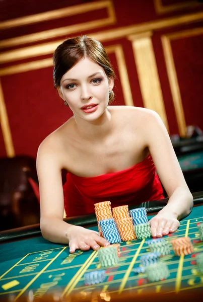 Girl placing a bet at the casino — Stock Photo, Image