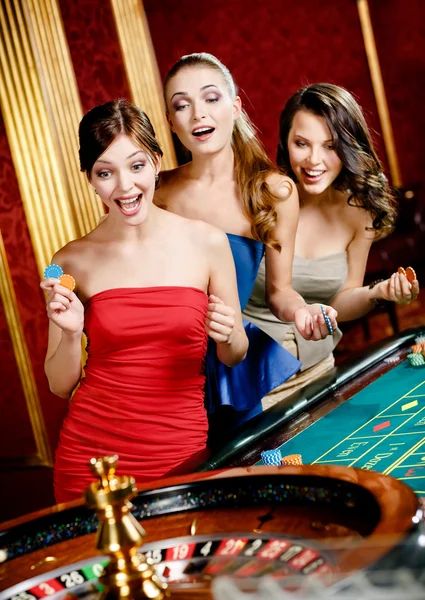 Три женщины играют в рулетку — стоковое фото