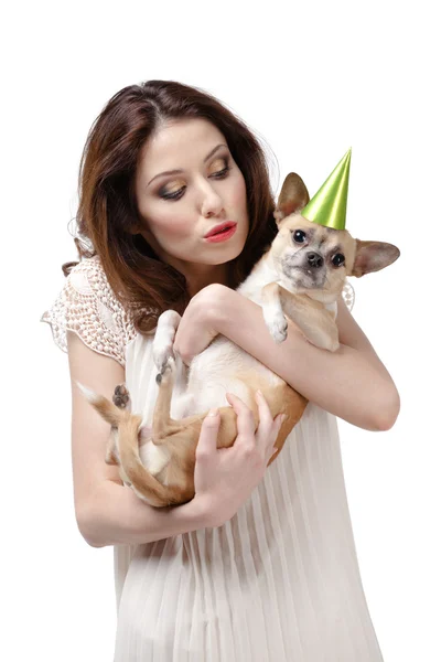 Güzel kadın bir saman renginde küçük köpek kisses — Stok fotoğraf