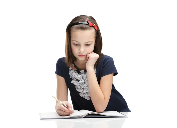 Menina se concentra na tarefa — Fotografia de Stock