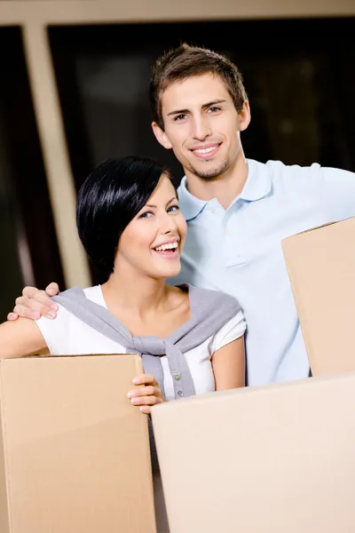 Happy couple carrying cardboard boxes — Stock Photo, Image