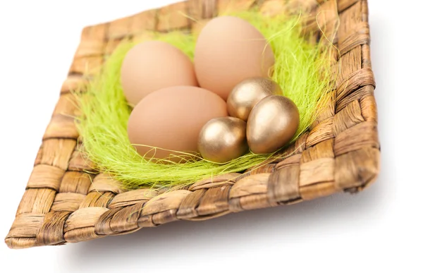 Os ovos de Páscoa estão em prato quadrado — Fotografia de Stock