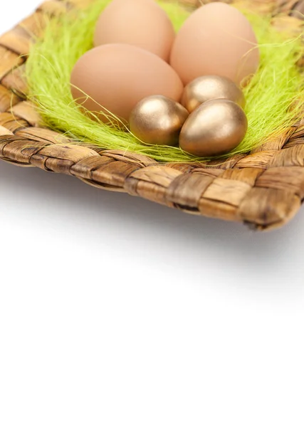Huevos de Pascua están en plato trenzado — Foto de Stock