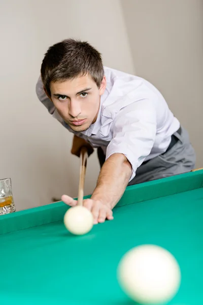 Hombre jugando billar en el club — Foto de Stock