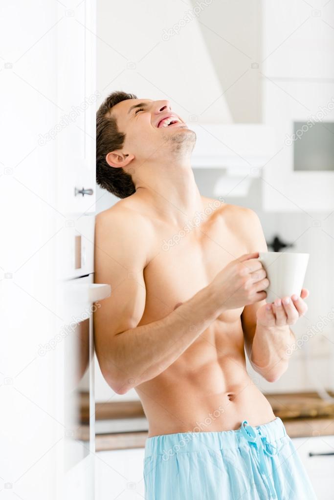 Halb nackt Männchen mit Tasse Kaffee in der Küche — Stockfoto ... Halb nackt Männchen mit Tasse Kaffee in der Küche — Stockfoto ...