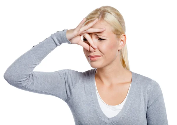 Vrouw dekt neus met hand — Stockfoto