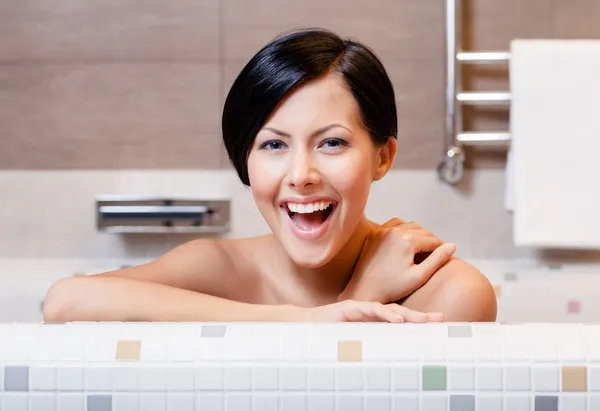 Mujer está en la bañera — Foto de Stock