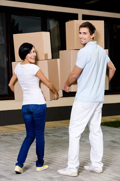 Back view of couple carrying cardboard containers — Stock Photo, Image