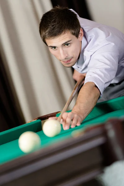 Hombre jugando billar en el club de juego — Foto de Stock