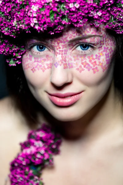 Parlak bir makyaj ve çiçekler ile portre kız — Stok fotoğraf