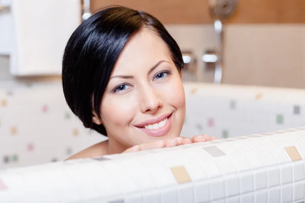 Bella ragazza prende un bagno — Foto Stock