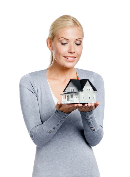 Retrato de meio comprimento de mulher com casa modelo — Fotografia de Stock