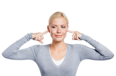 Kadının parmaklarıyla kulaklarını kapatır