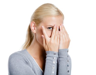 Kız kapsayan gözlerin ellerle