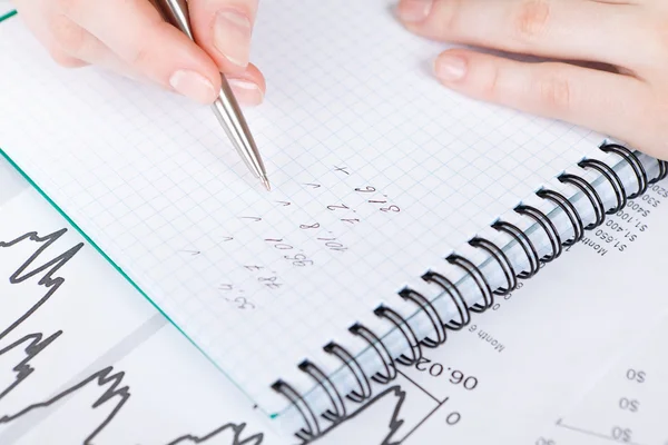 Primer plano de la toma de notas a mano en el cuaderno — Foto de Stock