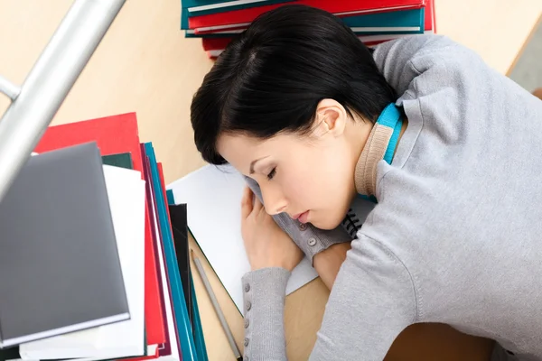 Attraktive Frau schläft am Schreibtisch — Stockfoto