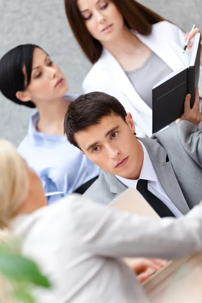 Homme d'affaires à la réunion avec ses jolis employés — Photo