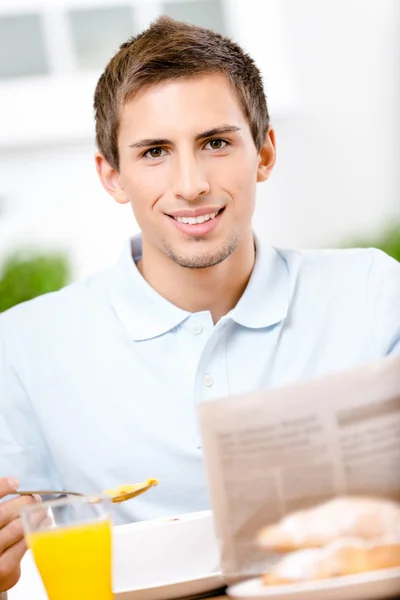 Lezen van man eet op dieet zijn ontbijt in de keuken — Stockfoto