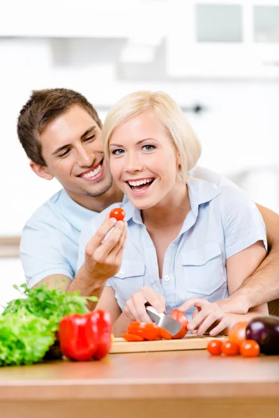 Couple preparing breakfast — Stock Photo, Image