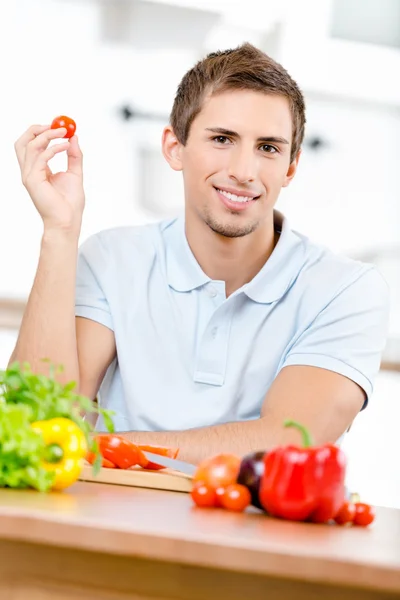 Hombre preparando verduras para el desayuno — Foto de Stock