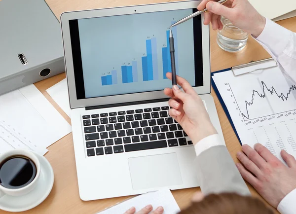 Negocios discutiendo gráficos — Foto de Stock