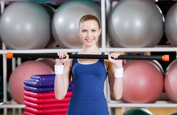 Atleta donna che lavora con bastone ginnico — Foto Stock